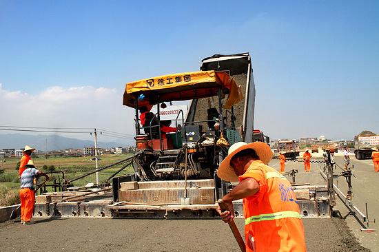 徐工壓路機(jī)工作現(xiàn)場(chǎng)圖，河南路友機(jī)械有限公司提供！
