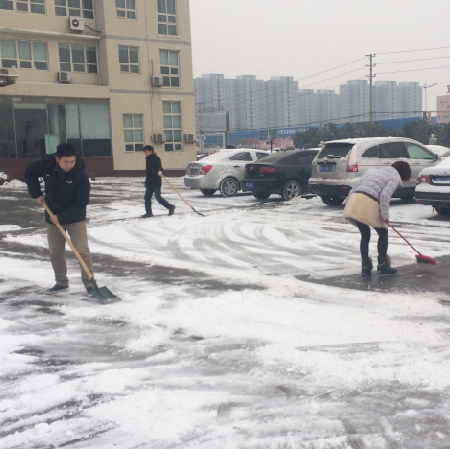 冒嚴寒，河南路友員工掃雪除冰忙