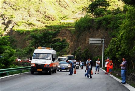 道路中斷，車輛受阻