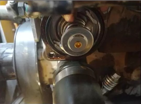 挖掘機(jī)水溫過高如何解決？