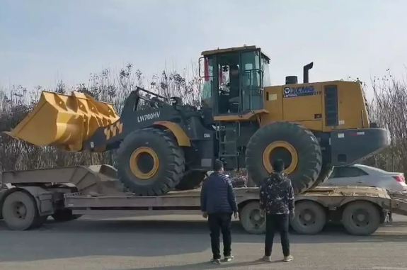 徐工LW600FV裝載機(jī)登上板車(chē)