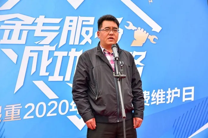 重慶格暢工程機械設(shè)備有限公司總經(jīng)理仇紅輝現(xiàn)場做出承諾