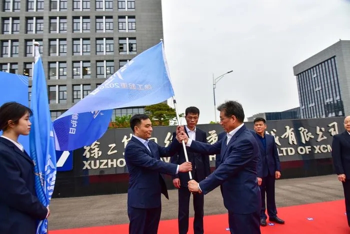 徐工起重機械事業(yè)部副總經(jīng)理史先信向徐工重型服務(wù)備件中心總經(jīng)理姜凡科、徐工履帶客戶服務(wù)中心總經(jīng)理郝敏、徐工塔機營銷公司副總經(jīng)理吳建明以及供應(yīng)商、經(jīng)銷商代表授旗