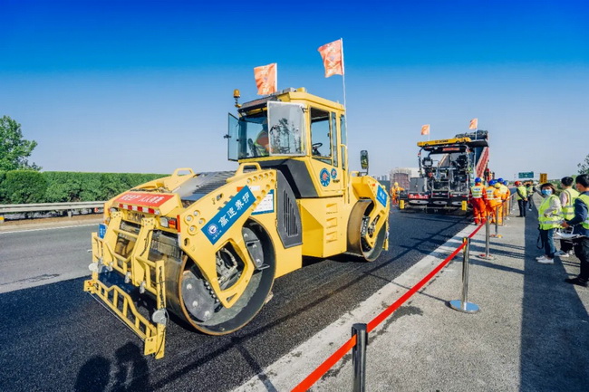 全新雙鋼輪壓路機(jī)、輪胎壓路機(jī)、瀝青攤鋪機(jī)正在有序施工