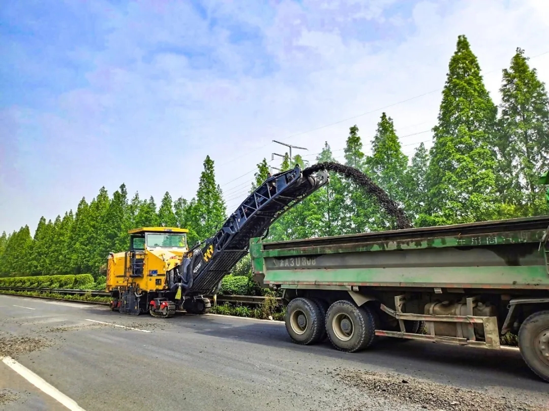 6臺(tái)徐工大型銑刨機(jī)XM200KⅡ集結(jié)滬杭甬高速公路,助力該高速拆除工程 6臺(tái)徐工大型銑刨機(jī)XM200KⅡ集結(jié)滬杭甬高速公路,助力該高速拆除工程