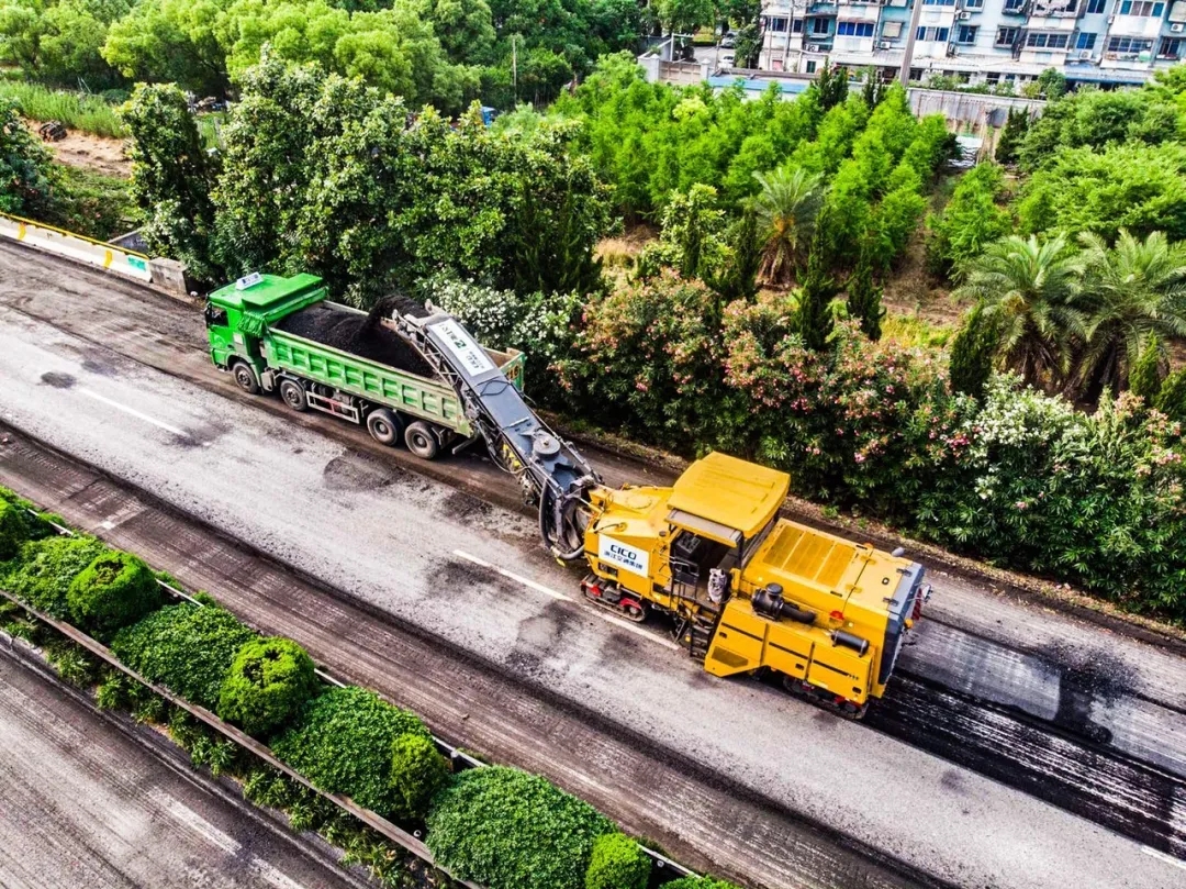 6臺(tái)徐工大型銑刨機(jī)XM200KⅡ集結(jié)滬杭甬高速公路,助力該高速拆除工程 6臺(tái)徐工大型銑刨機(jī)XM200KⅡ集結(jié)滬杭甬高速公路,助力該高速拆除工程