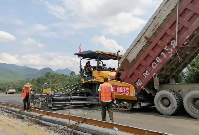 徐工成套道路機(jī)械設(shè)備組團(tuán)施工韶新高速 徐工成套道路機(jī)械設(shè)備組團(tuán)施工韶新高速