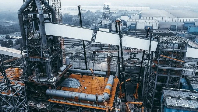 徐工大噸位起重機聯(lián)吊助力澳森鋼鐵高爐上料通廊建設(shè) 徐工大噸位起重機聯(lián)吊助力澳森鋼鐵高爐上料通廊建設(shè)