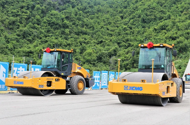 徐工無(wú)人駕駛壓路機(jī)在廣西新柳南高速施工