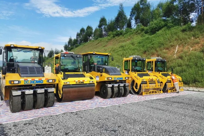 徐工RP1655超大攤鋪機(jī)攜手成套路面軍團(tuán)現(xiàn)身中開高速