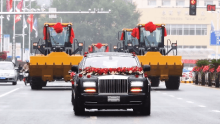 十臺徐工裝載機當婚車
