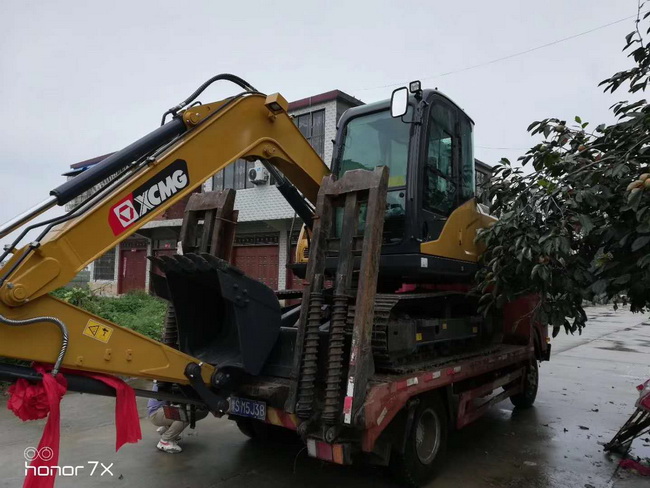 恭喜信陽息縣王總訂購徐工XE75DA挖掘機(jī)一臺