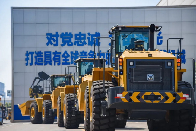 徐工LW900KN裝載機(jī)“動力強(qiáng)勁，斗容大，干活效率高，轉(zhuǎn)場速度有保證