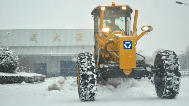 徐工平地機為公路除雪 徐工平地機為公路除雪