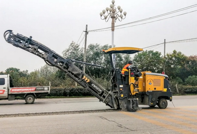 徐工XM503K銑刨機(jī)助力河南南陽(yáng)234國(guó)道路面開(kāi)槽