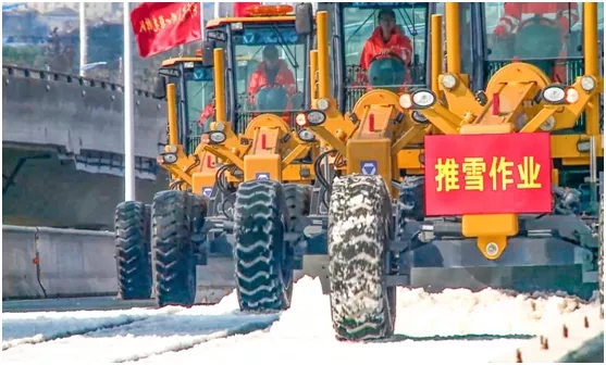 徐工GR1653平地機(jī)在泰州分會場分別開展干線公路除雪除冰 徐工GR1653平地機(jī)在泰州分會場分別開展干線公路除雪除冰