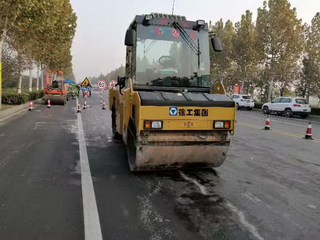 徐工系列輕型壓路機(jī)等筑養(yǎng)路設(shè)備受到現(xiàn)場與會領(lǐng)導(dǎo)和操作手的一致好評