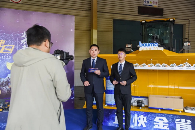徐工鏟運將各板塊產品進行全景展示與觀眾實時互動