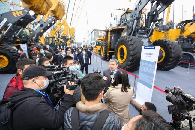 徐工XC9350適用于大型露天礦開采、礦卡裝卸、短距離運(yùn)輸?shù)裙r