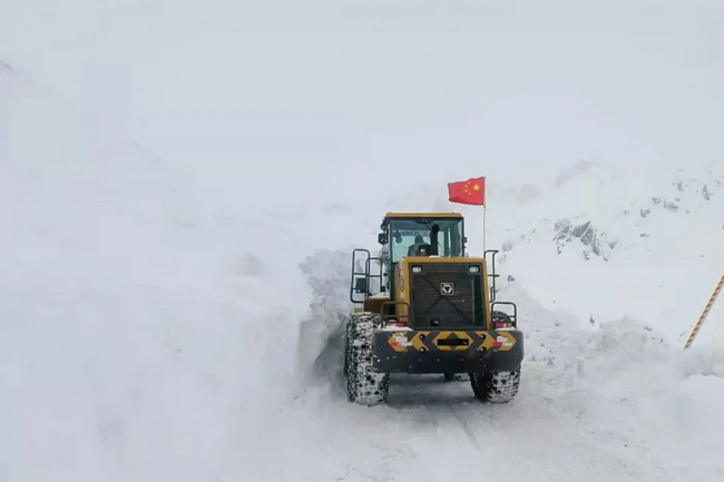 15臺徐工LW500KV裝載機(jī)道路除雪作業(yè)中