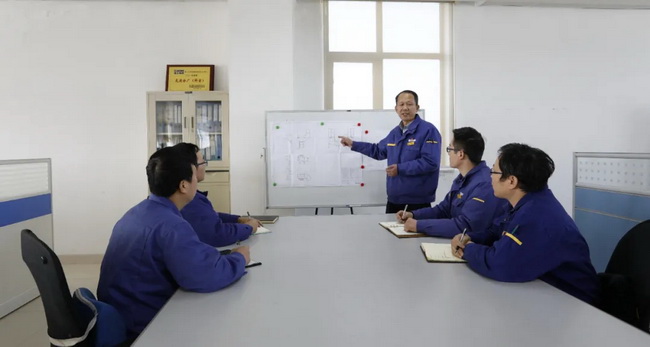 沈勇帶領(lǐng)徐工大噸位裝載機研發(fā)團(tuán)隊