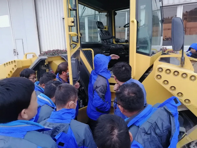 徐工道路機械培訓班理論與實操相結(jié)合