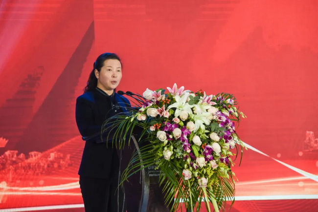 徐工鏟運(yùn)機(jī)械事業(yè)部黨委副書記、工會(huì)主席、紀(jì)委書記王穎宣布表彰決定
