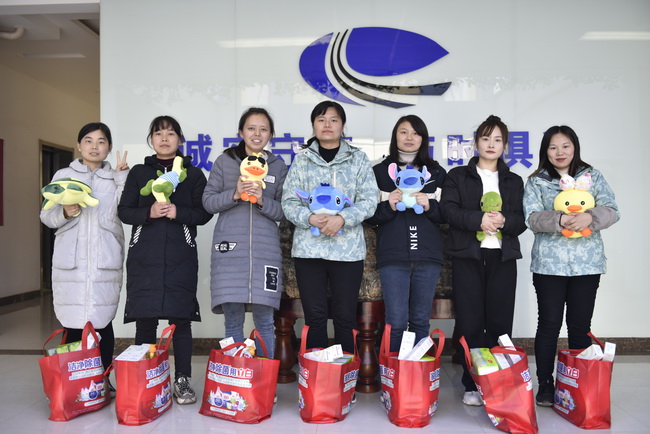 河南路友機械設(shè)備有限公司為女神們準備了精美禮品