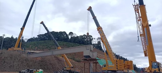 兩臺徐工百噸級起重機景海高速橋梁架設(shè)現(xiàn)場