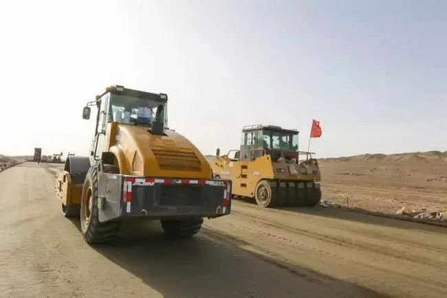 200臺徐工道路機械在京新高速施工 200臺徐工道路機械在京新高速施工