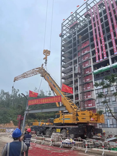 徐工起重機助力深圳國際酒店建設