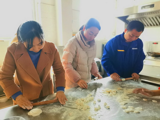 你搟皮，我來包，分工明確