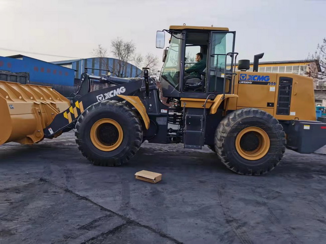 徐工LW550HV裝車神器成功交付南陽某商混站 徐工LW550HV裝車神器成功交付南陽某商混站