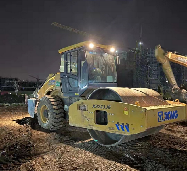 徐工壓路機XS203J援建江蘇省無錫市方艙醫(yī)院建設(shè)