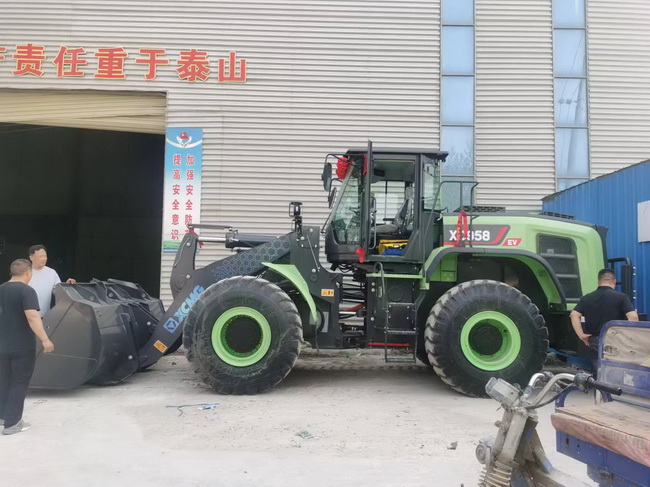 徐工XC958-EV純電動(dòng)裝載機(jī)交付周口客戶 徐工XC958-EV純電動(dòng)裝載機(jī)交付周口客戶