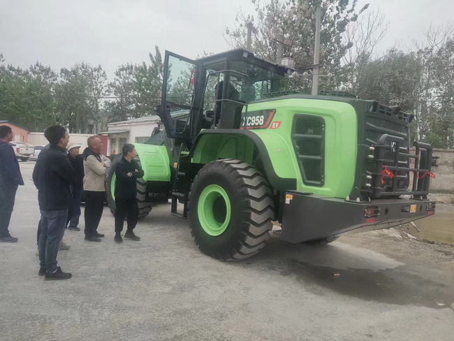 徐工XC958-EV純電動裝載機交付柘城縣金鼎建材公司