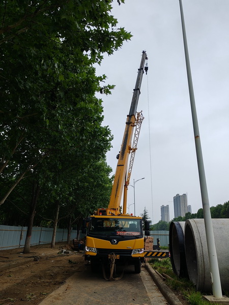 徐工25噸起重機助力滎陽市城市民生建設工程