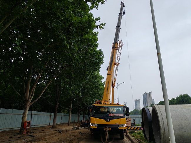 徐工25噸起重機助力滎陽市城市民生建設工程